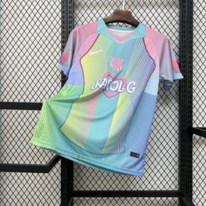 camiseta-barcelona-edicion-karol-g-celeste-2025-2026