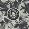 camiseta-manchester-city-calentamiento-segunda-equipacion-2025-2026-escudo