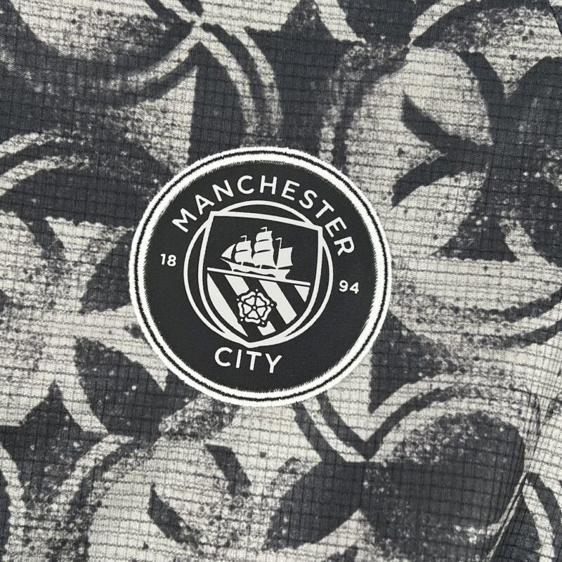 camiseta-manchester-city-calentamiento-segunda-equipacion-2025-2026-escudo
