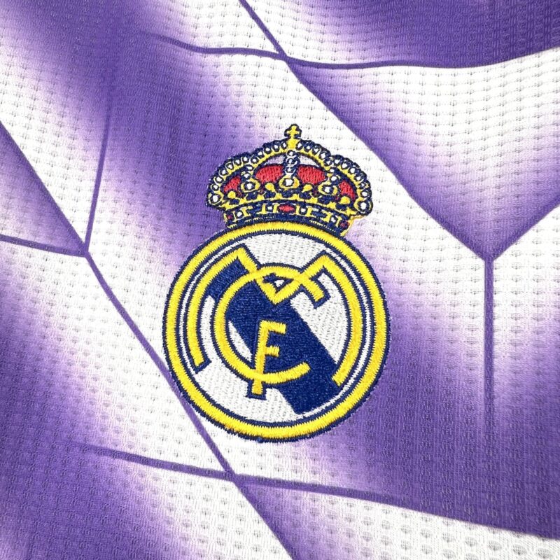 camiseta-real-madrid-edicion-especial-morado-2025-2026-escudo