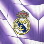 camiseta-real-madrid-edicion-especial-morado-2025-2026-escudo