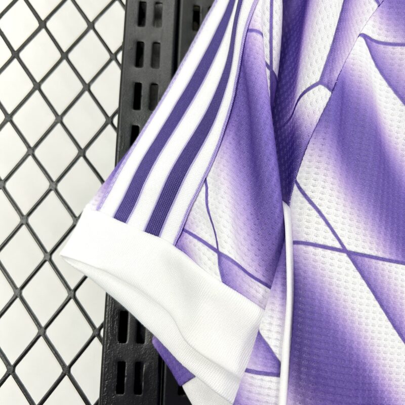 camiseta-real-madrid-edicion-especial-morado-2025-2026-puño