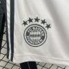 pantalon-corto-bayern-munich-segunda-equipacion-2025-2026-escudo