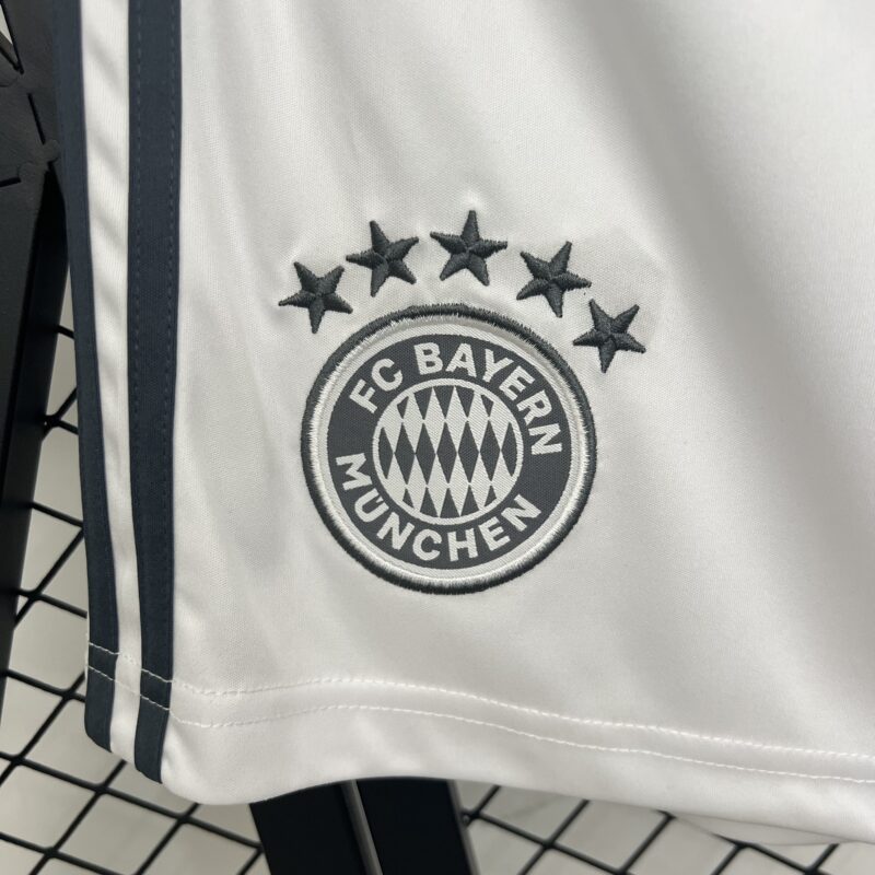 pantalon-corto-bayern-munich-segunda-equipacion-2025-2026-escudo