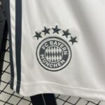 pantalon-corto-bayern-munich-segunda-equipacion-2025-2026-escudo