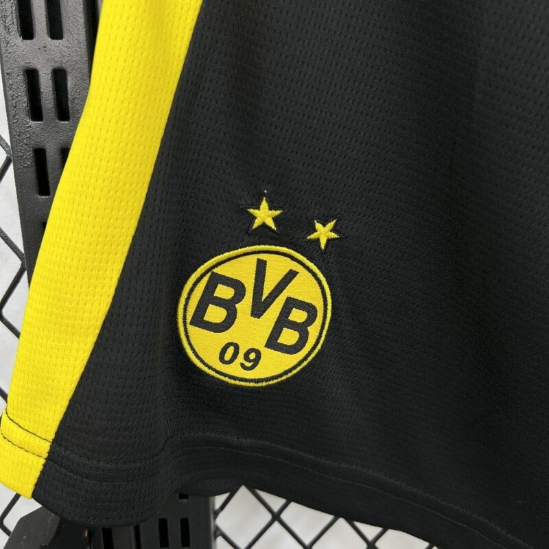 pantalon-corto-borussia-dortmund-primera-equipacion-2025-2026-escudo