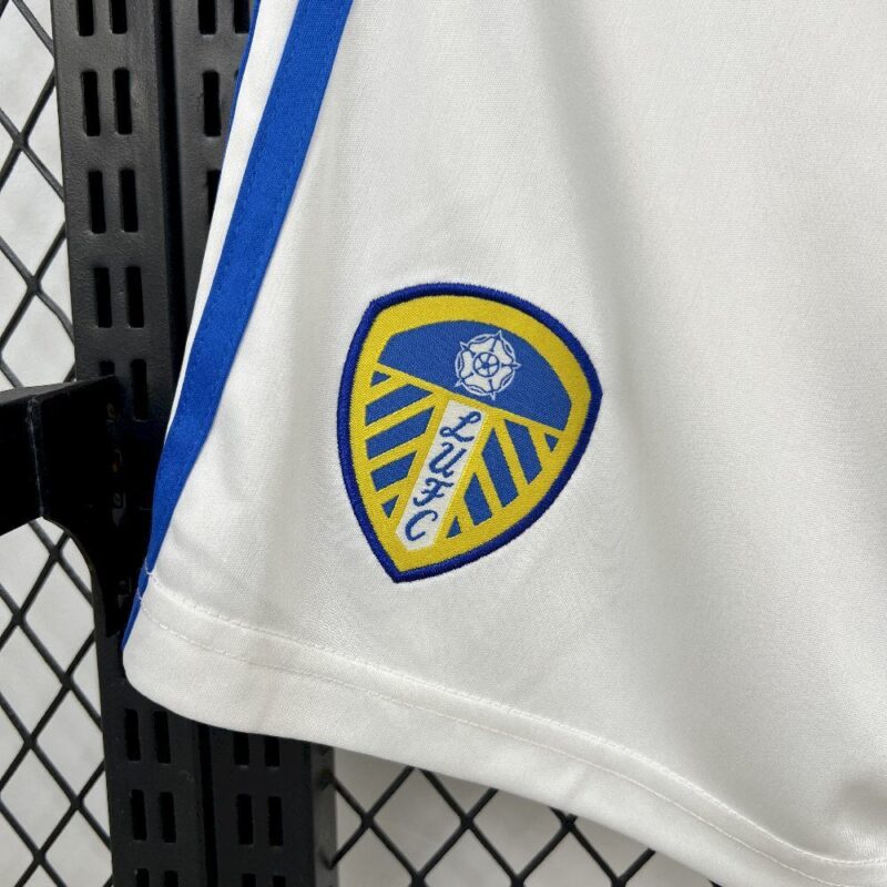 pantalon-corto-leeds-united-primera-equipacion-2025-2026-escudo