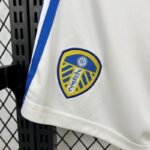 pantalon-corto-leeds-united-primera-equipacion-2025-2026-escudo