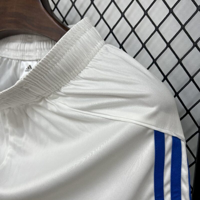 pantalon-corto-leeds-united-primera-equipacion-2025-2026-lateral