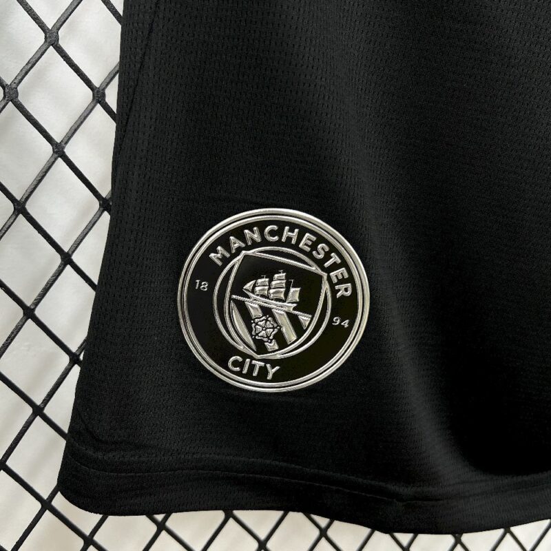pantalon-corto-manchester-city-segunda-equipacion-2025-2026-escudo
