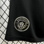 pantalon-corto-manchester-city-segunda-equipacion-2025-2026-escudo