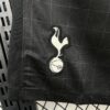 pantalon-corto-tottenham-segunda-equipacion-2025-2026-escudo