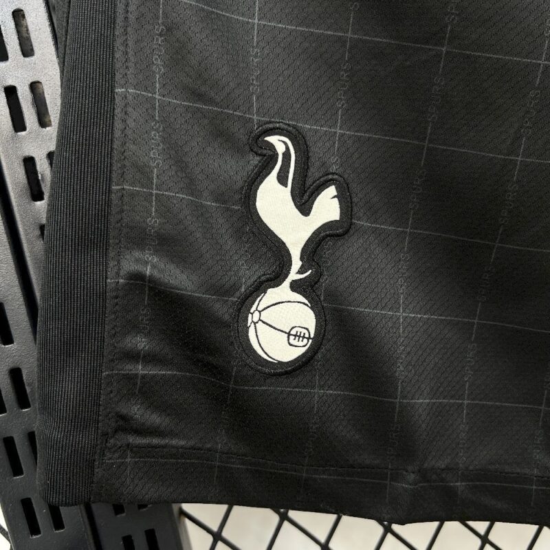 pantalon-corto-tottenham-segunda-equipacion-2025-2026-escudo