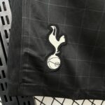 pantalon-corto-tottenham-segunda-equipacion-2025-2026-escudo