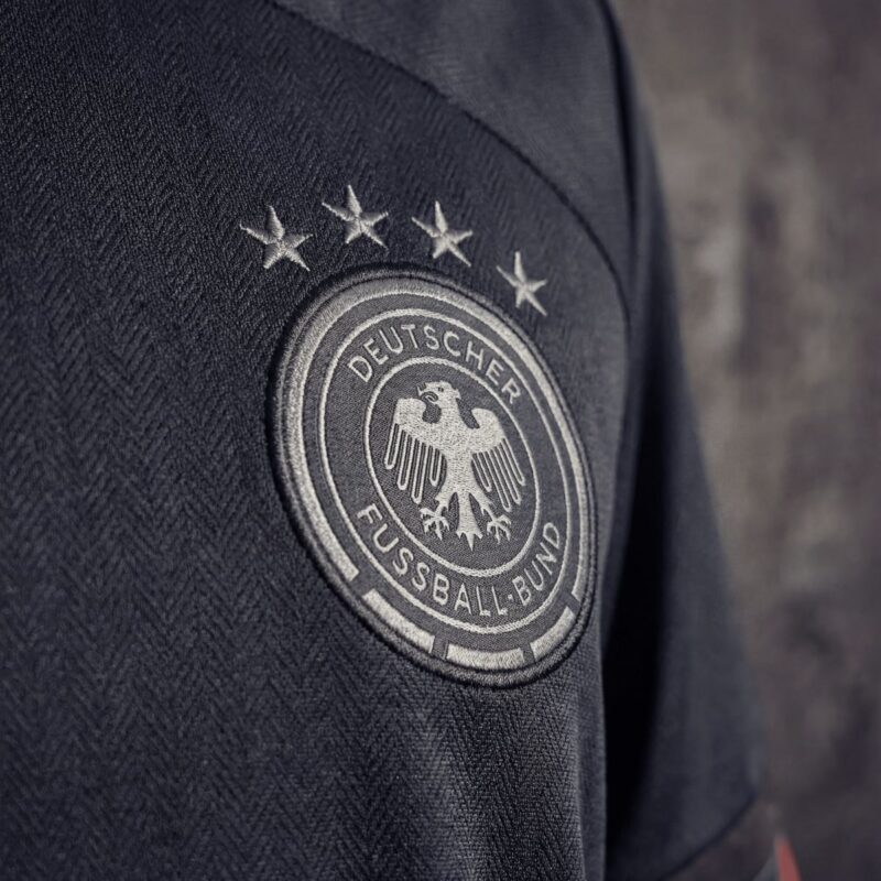 camiseta-alemania-segunda-equipacion-retro-2020-2021-escudo