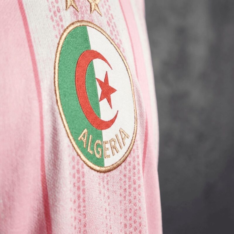 camiseta-algeria-world-cup-pre-match-rosa-2026-escudo