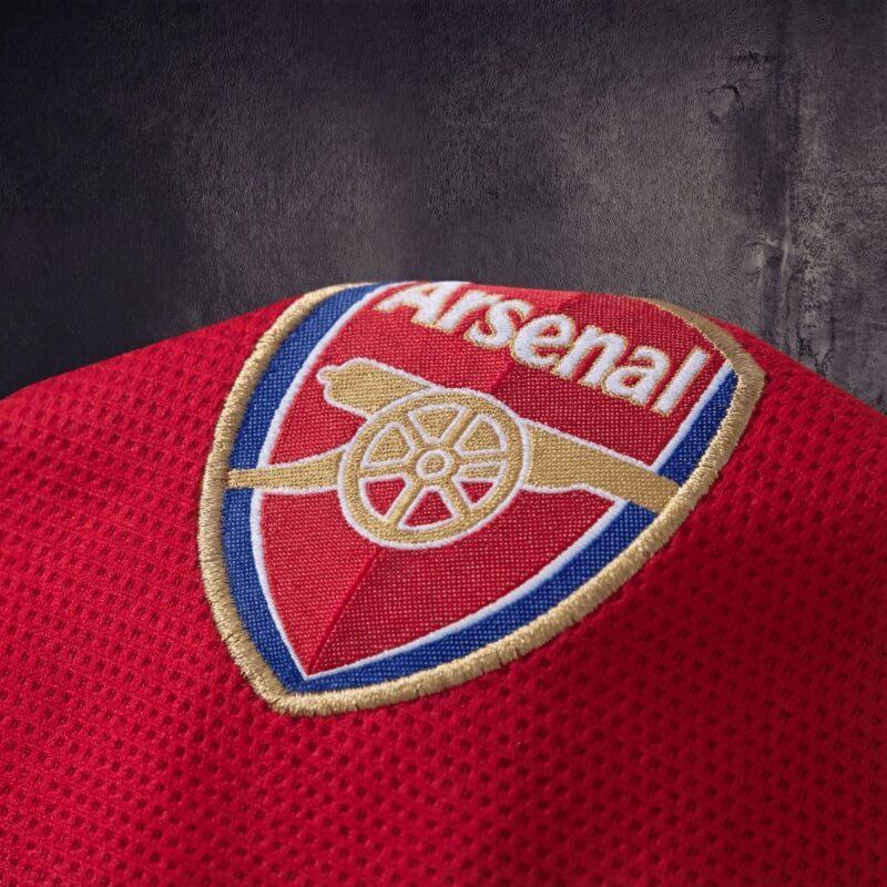 camiseta-arsenal-primera-equipacion-retro-2021-2022-escudo