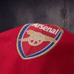 camiseta-arsenal-primera-equipacion-retro-2021-2022-escudo