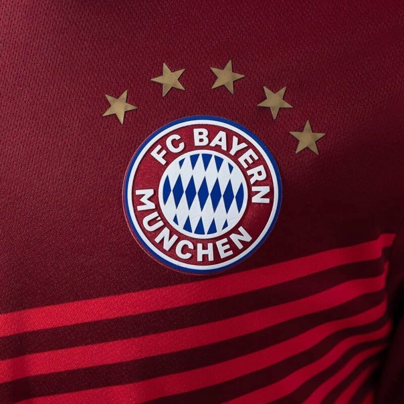camiseta-bayern-munich-primera-equipacion-retro-2021-2022-escudo