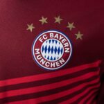 camiseta-bayern-munich-primera-equipacion-retro-2021-2022-escudo