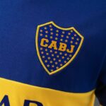 camiseta-boca-juniors-primera-equipacion-retro-2020-2021-escudo