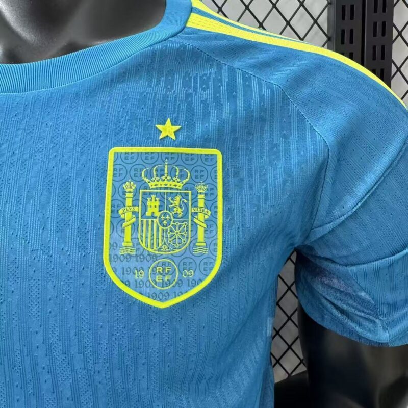 camiseta-españa-portero-version-jugador-mundial-2026-escudo