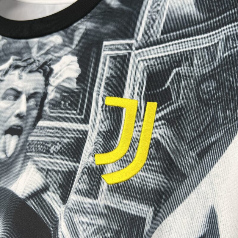camiseta-juventus-pre-match-del-piero-2025-2026-escudo