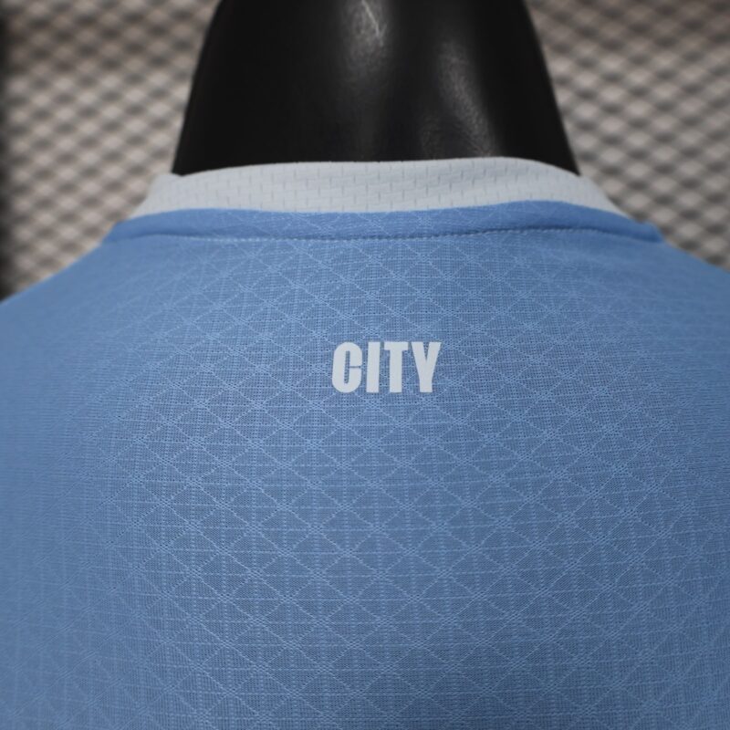 camiseta-manchester-city-primera-equipacion-version-jugador-2026-2027-cuello-trasero