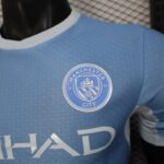 camiseta-manchester-city-primera-equipacion-version-jugador-2026-2027-escudo