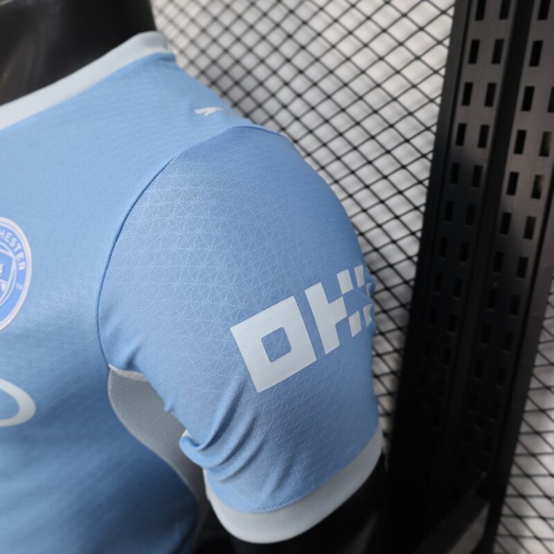camiseta-manchester-city-primera-equipacion-version-jugador-2026-2027-puño