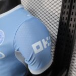 camiseta-manchester-city-primera-equipacion-version-jugador-2026-2027-puño