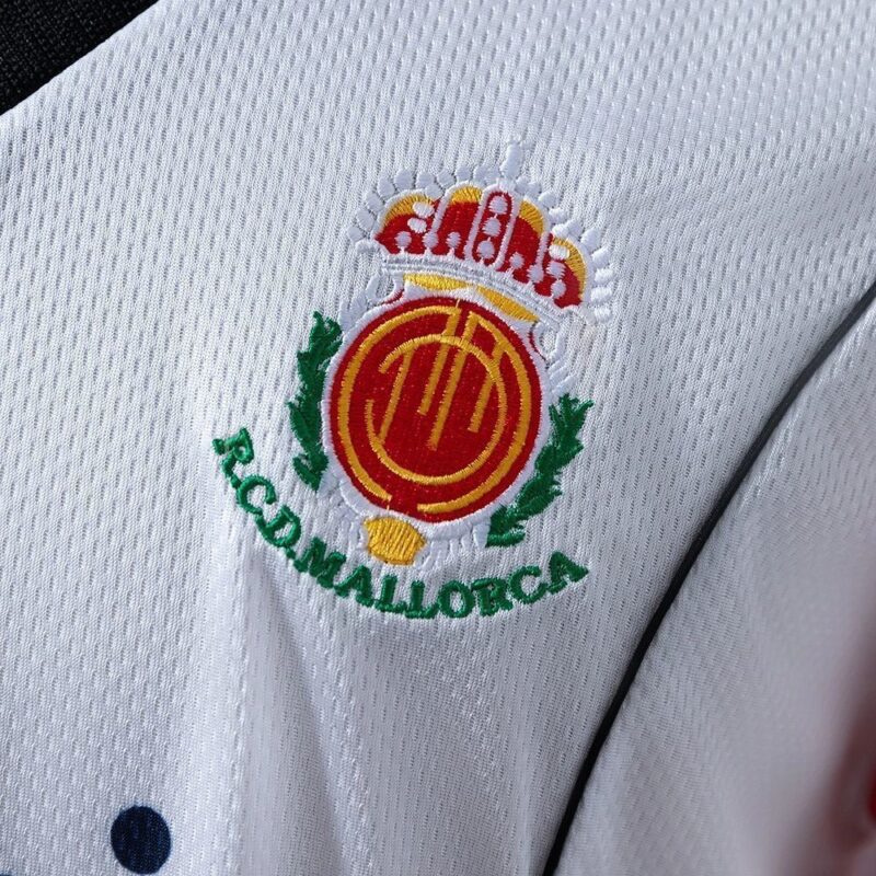 camiseta-rcd-mallorca-1997-1999-segunda-equiapcion-2025-2026-escudo