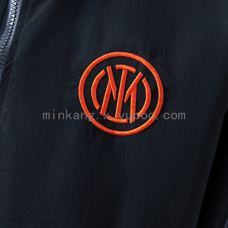 cortaviento-inter-milan-tercera-equipacion-2025-2026-escudo