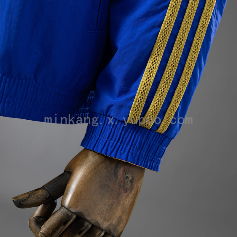 cortaviento-real-madrid-reversible-azul-y-amarillo-2025-2026-puño