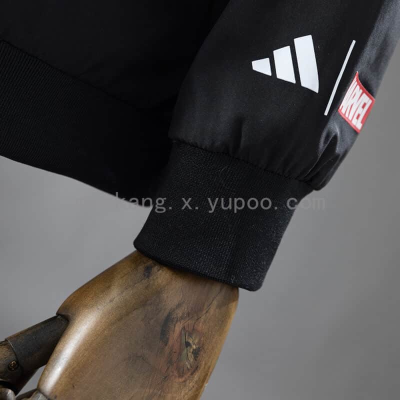 cortaviento-real-madrid-vengadores-negro-2025-2026-puño