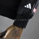 cortaviento-real-madrid-vengadores-negro-2025-2026-puño