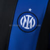 sudadera-inter-milan-manga-larga-azul-negro-2025-2026-escudo