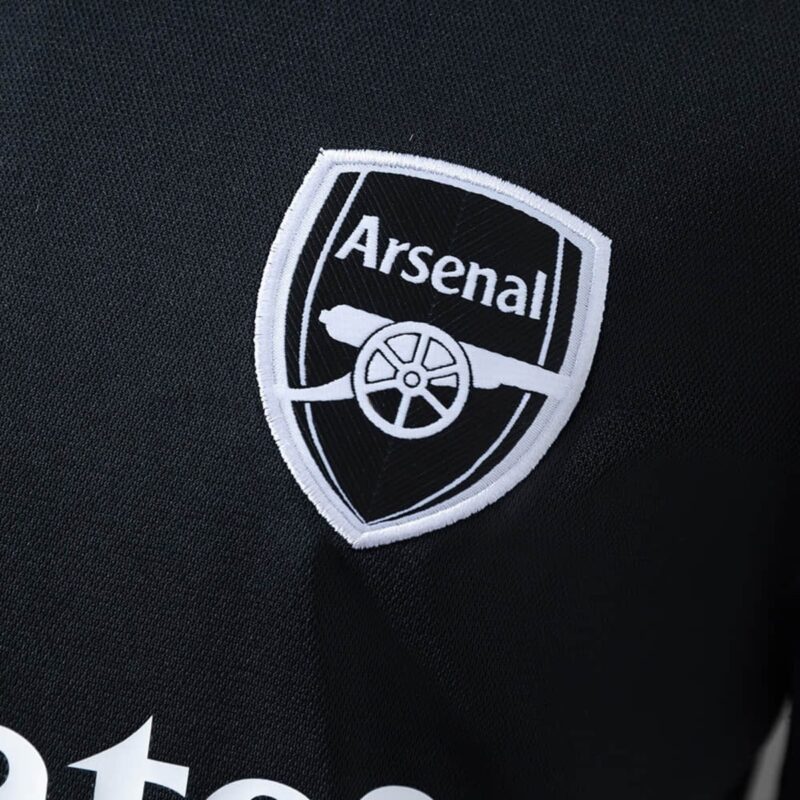 camiseta-arsenal-concepto-negro-2025-2026-escudo