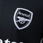 camiseta-arsenal-concepto-negro-2025-2026-escudo