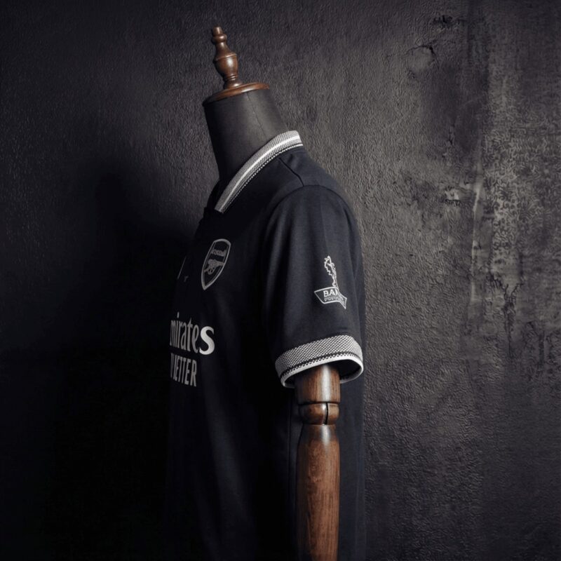 camiseta-arsenal-concepto-negro-2025-2026-puño