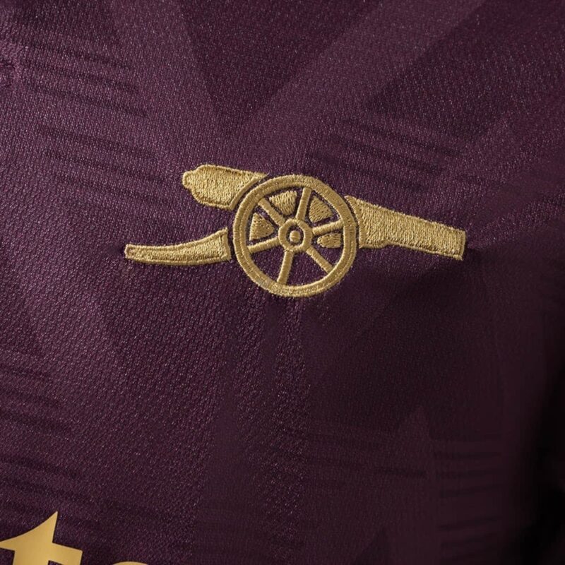 camiseta-arsenal-rojo-vino-2025-2026-escudo