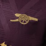 camiseta-arsenal-rojo-vino-2025-2026-escudo