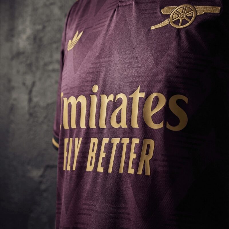 camiseta-arsenal-rojo-vino-2025-2026-lateral