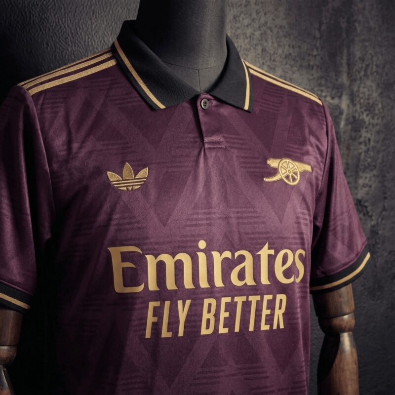 camiseta-arsenal-rojo-vino-2025-2026-pechi