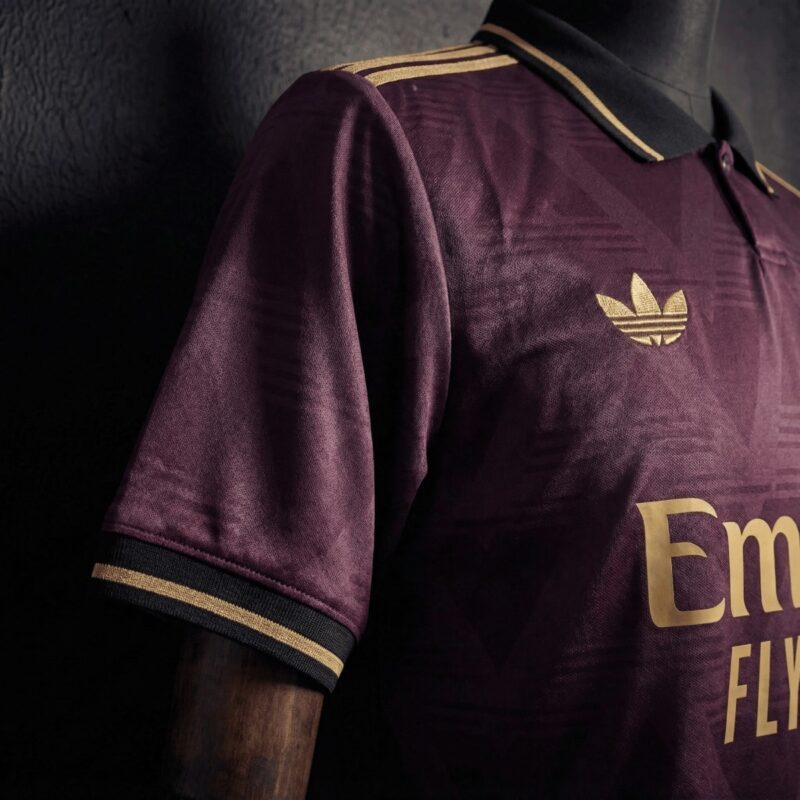 camiseta-arsenal-rojo-vino-2025-2026-puño