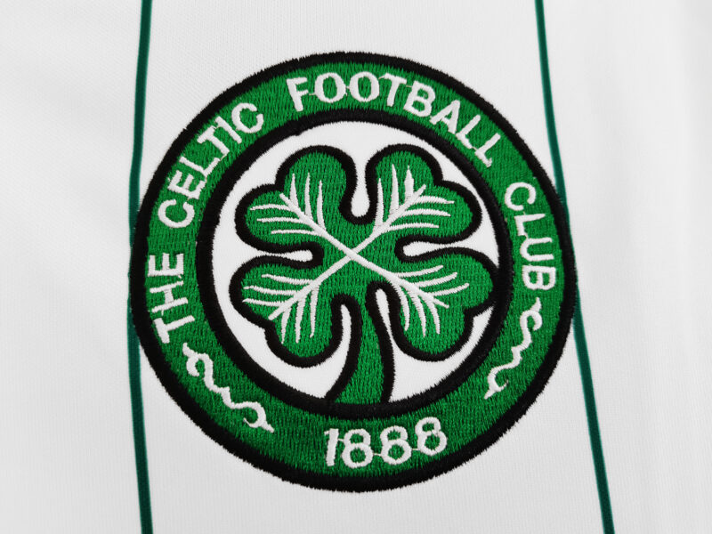 camiseta-celtic-segunda-equipacion-retro-1984-1986-escudo