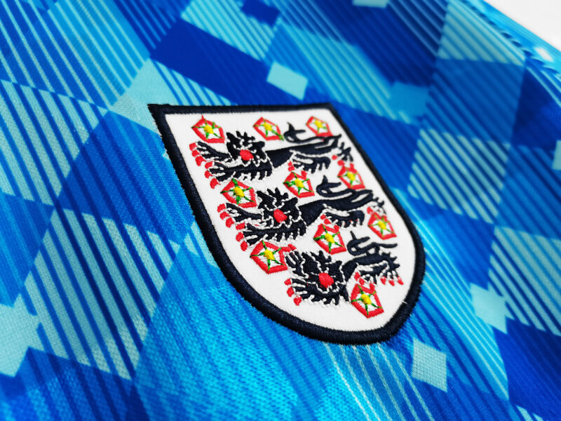 camiseta-inglaterra-tercera-equipacion-retro-1990-escudo