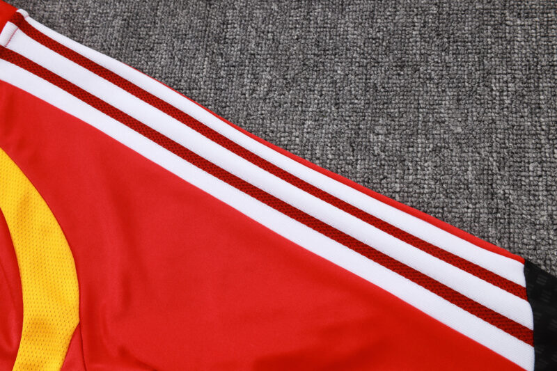 chandal-alemania-rojo-cremallera-baja-2025-2026-hombro