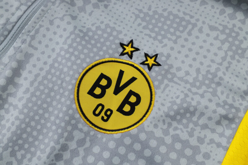 chandal-borussia-dortmund-cremallera-baja-2025-2026-escudo