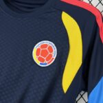 camiseta-colombia-pre-match-mundial-2026-escudo